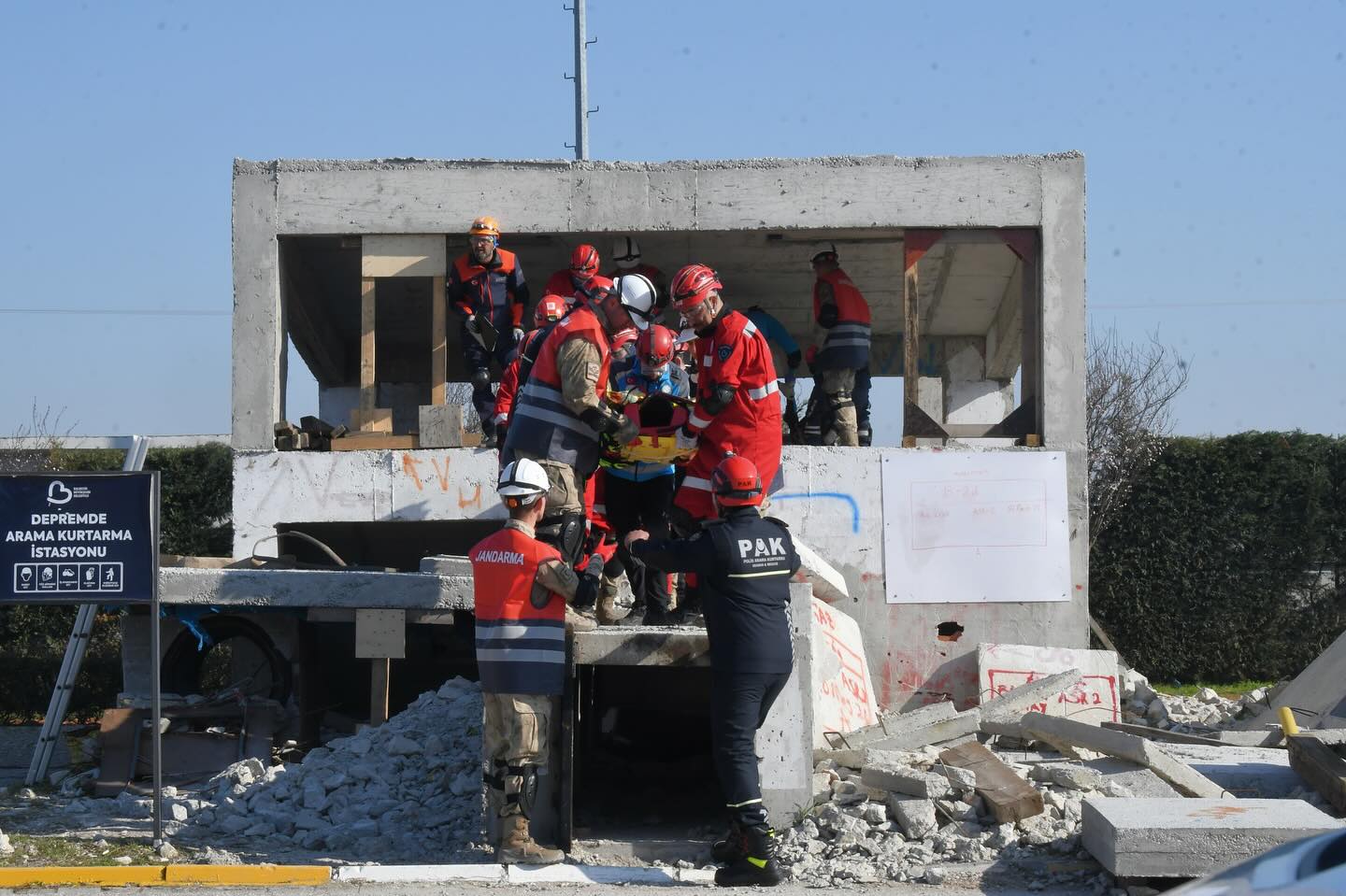 Balıkesir’de düzenlenen deprem tatbikatı, afet anında yaşanabilecek kaosu gözler önüne