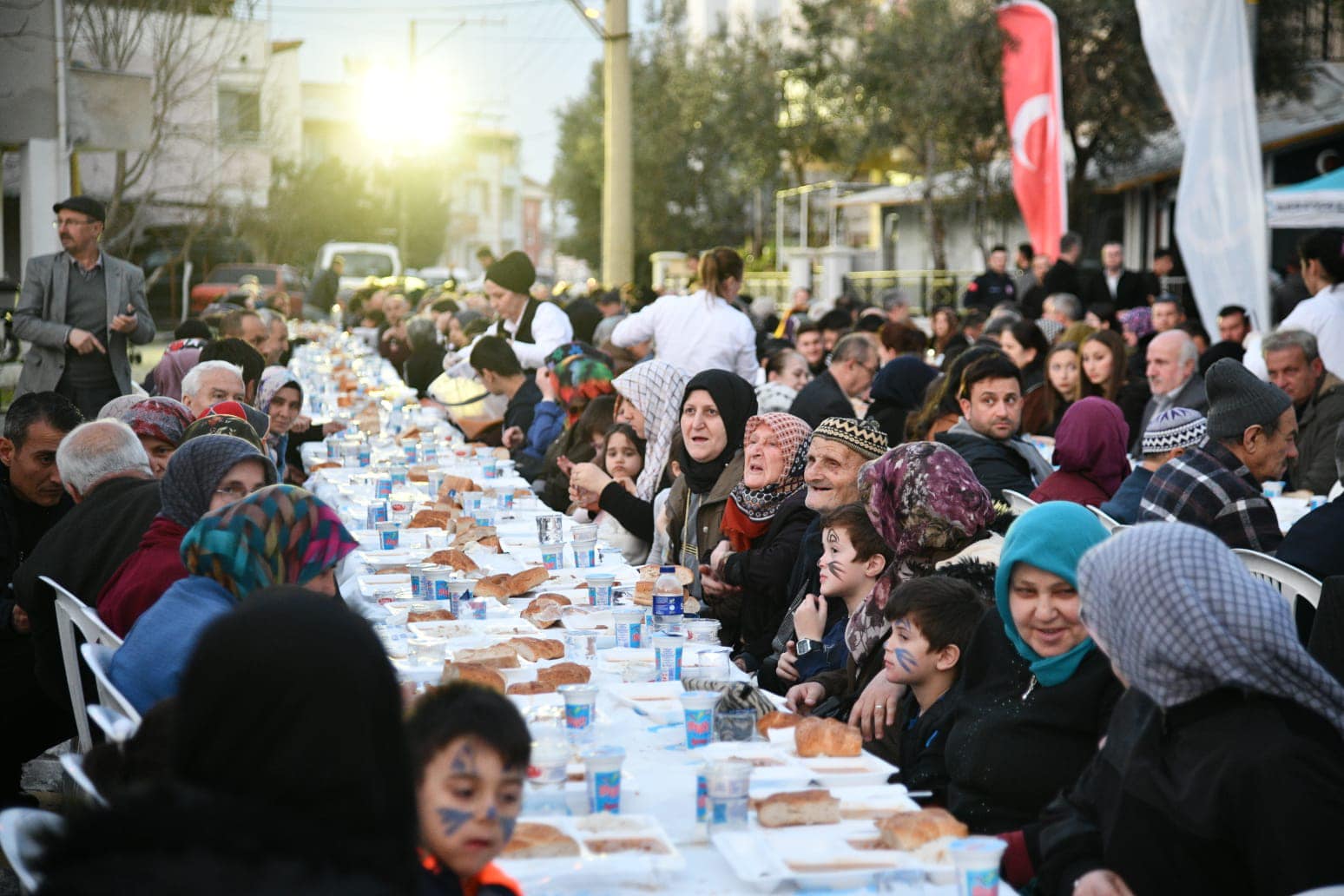 Karesi’de Ramazan’ın bereketi Maltepe Mahallesi’nde kurulan dev iftar sofrasında yaşandı!