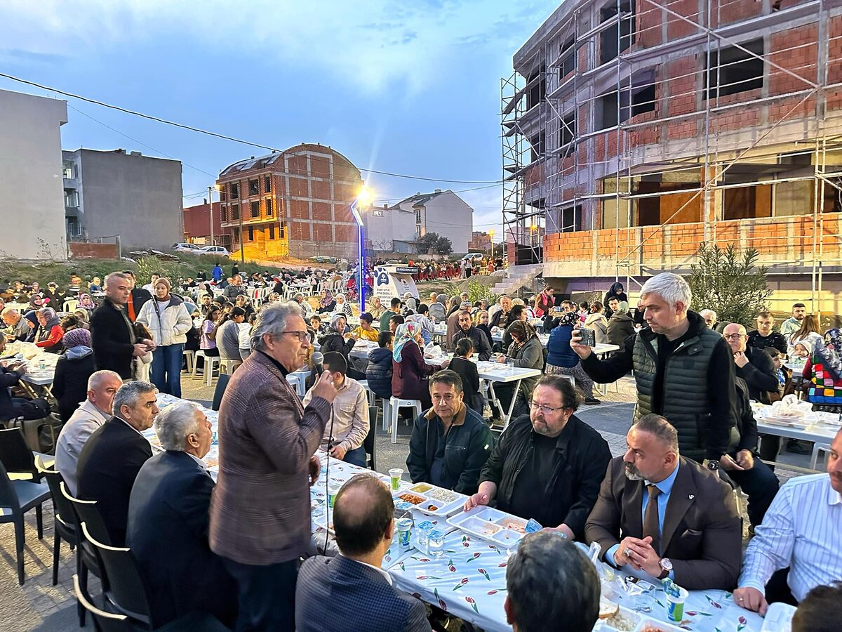 Bandırma Belediye Başkanı Dursun Mirza, Ayyıldız Mahallesi'nde düzenlenen iftar programında