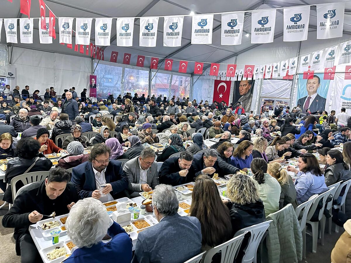 Bandırma’da Ramazan bereketi iftar sofralarında buluştu! Binlerce vatandaş aynı sofrada