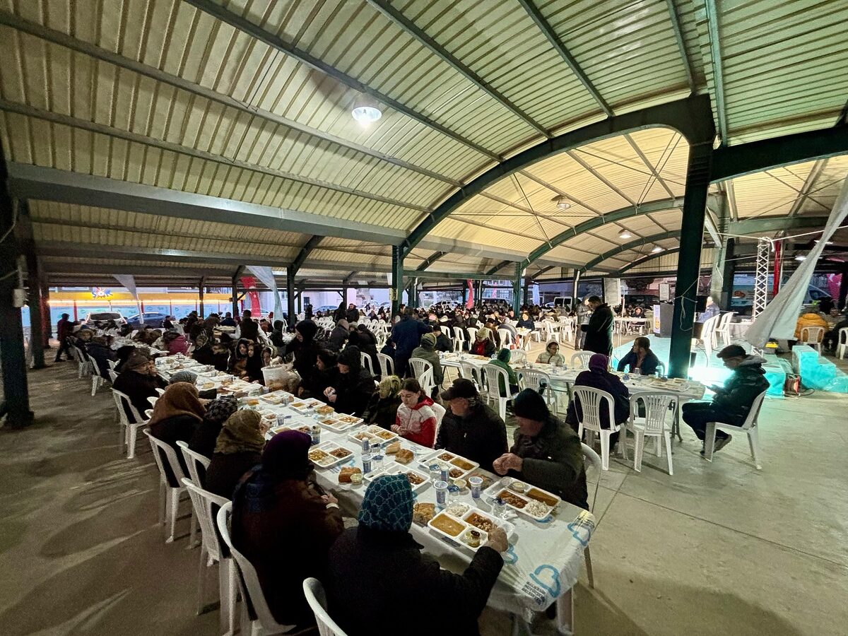 Altıeylül’de Ramazan’ın bereketi paylaşıldı! Büyükşehir Belediyesi’nin düzenlediği iftar programında dualar