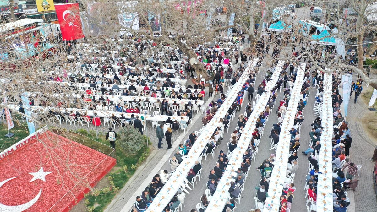 Balıkesir Büyükşehir Belediye Başkanı Ahmet Akın, Erdek Cumhuriyet Meydanı'nda gerçekleşen