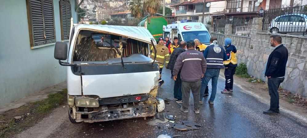 Balıkesir'in Erdek ilçesinde, yem taşıyan kamyonun karşı yönden gelen kamyonetle