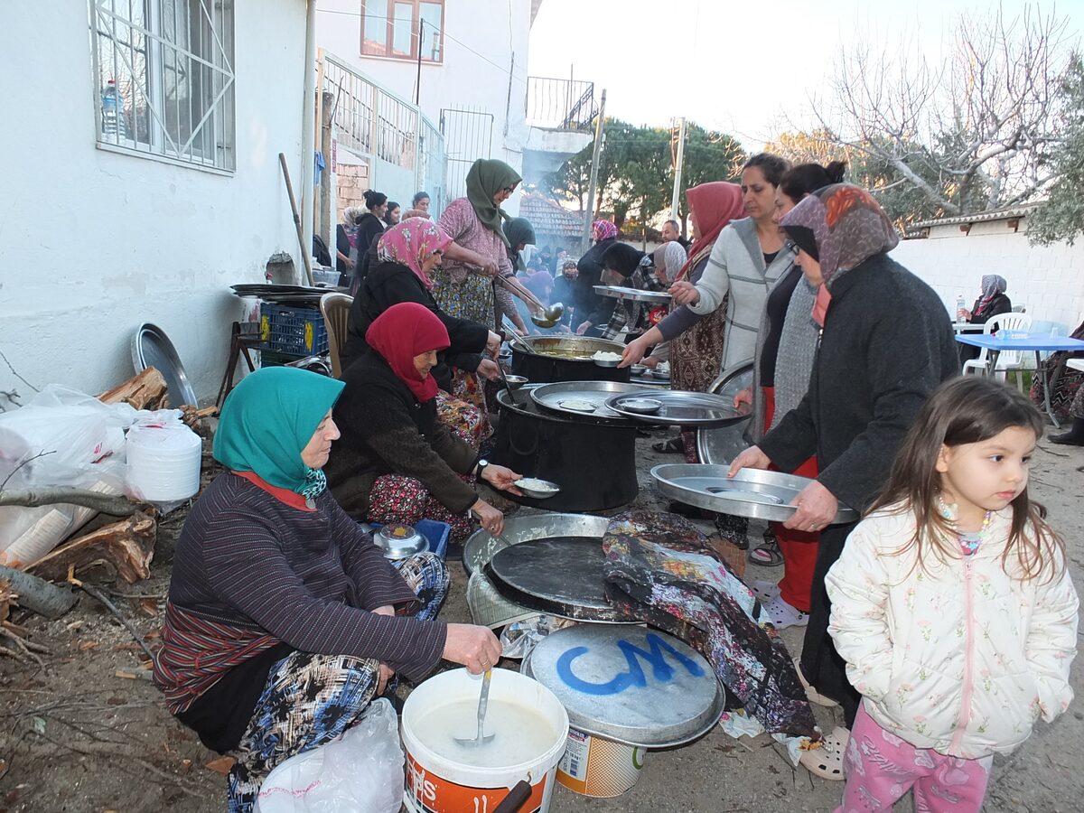 Burhaniye’nin Kızıklı Mahallesi’nde yıllardır süren toplu iftar geleneği, bu yıl