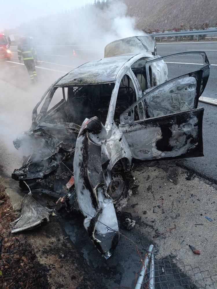 Balıkesir'in İzmir-İstanbul Otoyolu'nda, Dallımandıra mevkiinde meydana gelen korkunç trafik kazasında