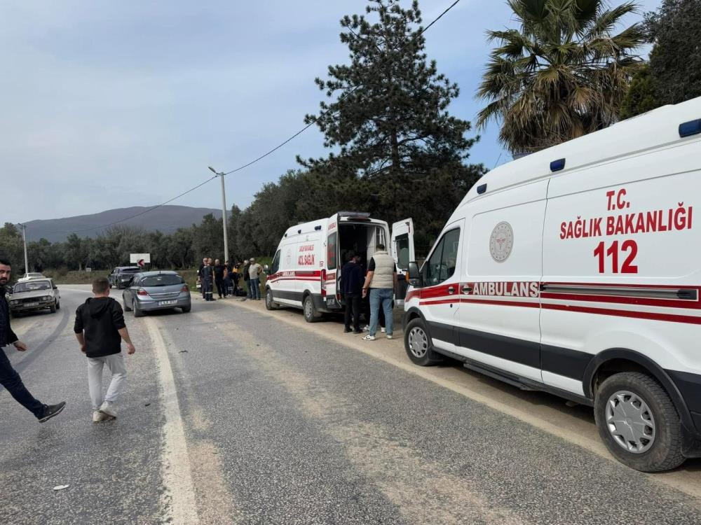 Balıkesir’in Erdek ilçesinde otomobil ile iki motosikletin karıştığı zincirleme trafik