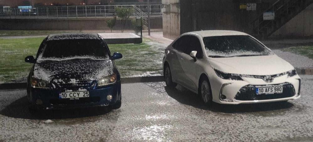 Balıkesir’in Gönen ilçesi, gece saatlerinde etkili olan şiddetli yağış ve