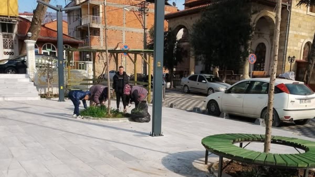 Bigadiç Belediyesi, ilçedeki parkların daha temiz ve düzenli hale gelmesi