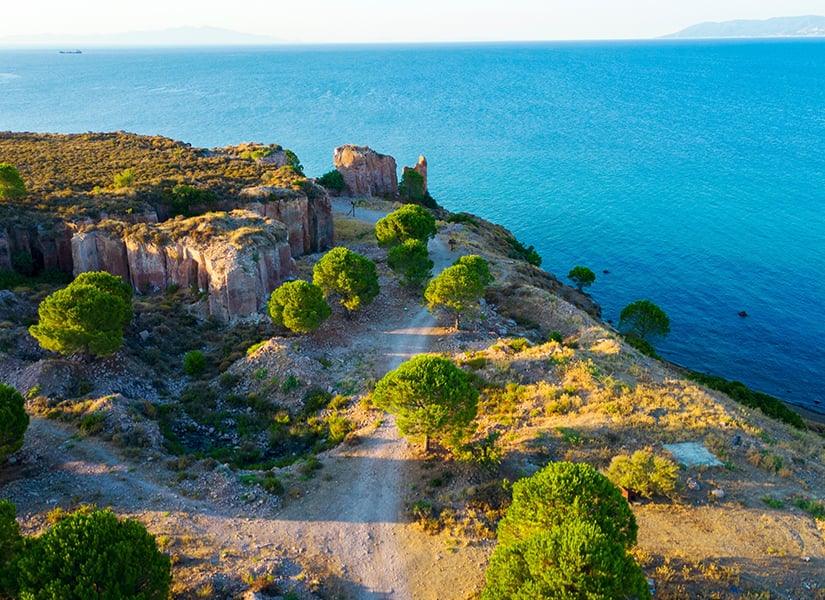 Ege’nin en temiz ve sakin koylarından biri olan Badavut Plajı,