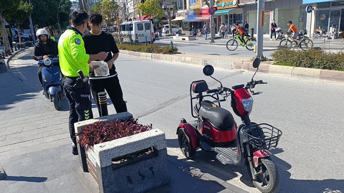 Antalya’da trafik ekiplerinin denetiminde durdurulan ve ehliyetsiz olduğu belirlenen motorlu