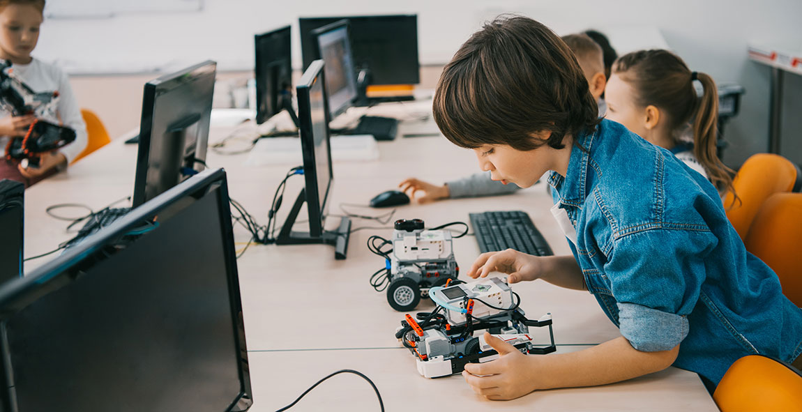 Sındırgı Belediyesi’nin Sosyal Etkinlik Merkezi’nde düzenlenen Bahar Dönemi Robotik Kodlama