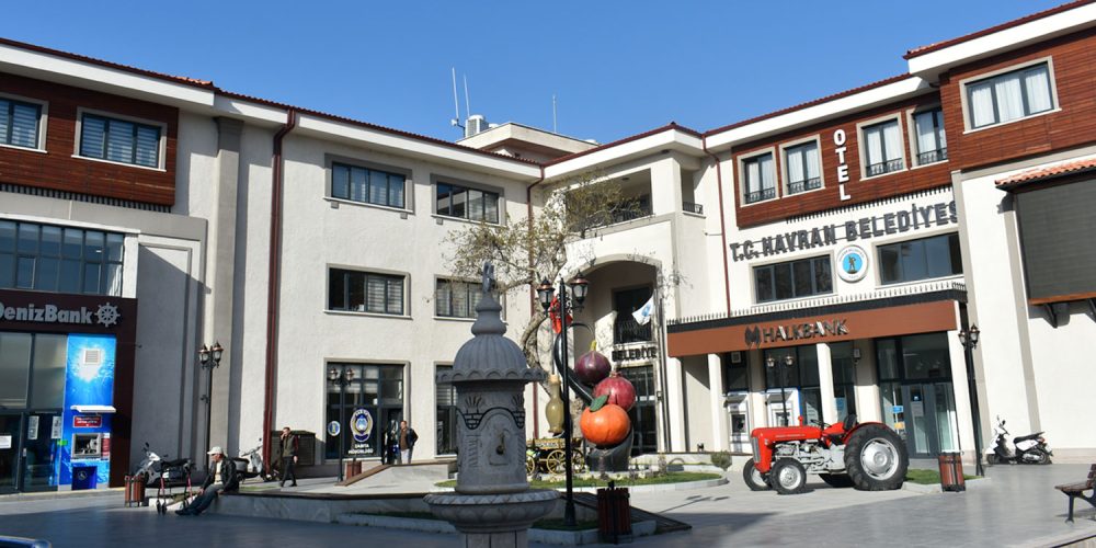 Havran Belediyesi, hizmet filosunu güçlendirdi! Yeni greyder iş makinesiyle kırsal