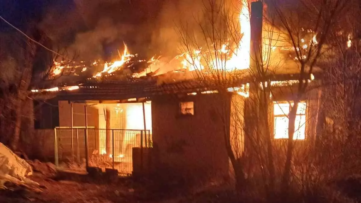 Balıkesir’in Erdek ilçesinde, Atatürk Mahallesi Vişne Sokak’ta bir evde çıkan