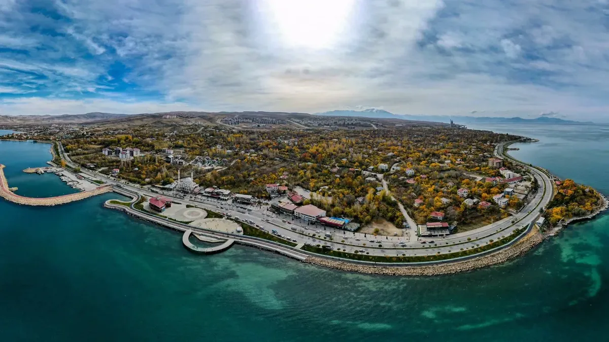 Edremit Belediyesi, Hekimzade Mahallesi Eski Bayramyeri mevkiinde kaldırım yenileme çalışmalarına