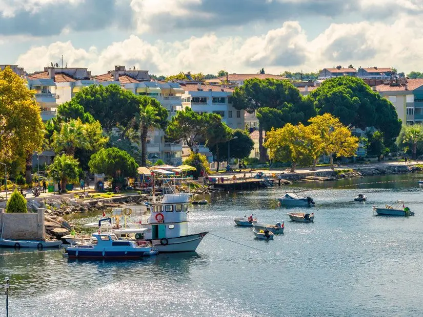 Bandırma’nın yanı başındaki Erdek, Marmara Denizi'nin tertemiz suları ve Kapıdağ