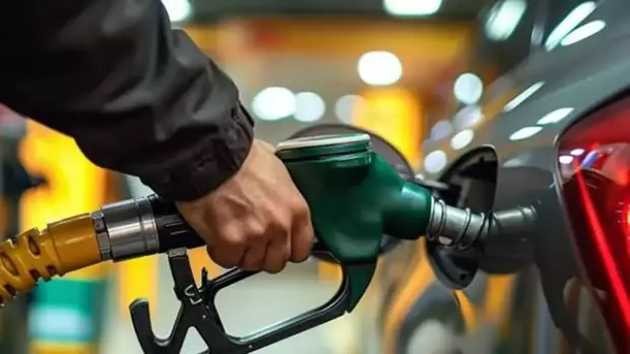 Akaryakıt fiyatlarında peş peşe yaşanan indirimler sürücülere nefes aldırıyor. Benzin