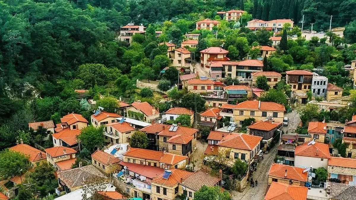 Kazdağları'nın eteklerinde yer alan Yeşilyurt Köyü, hem dağ hem de