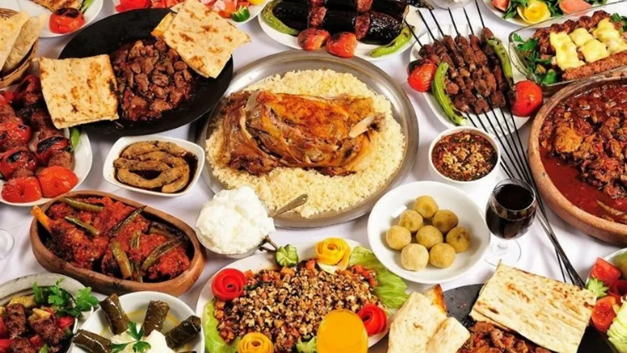 Ramazan ayının bereketini yansıtan iftar sofraları, Edremit’te geleneksel tatlarla donatılmaya