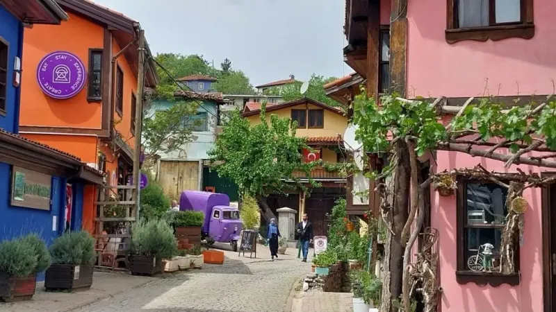 Balıkesir’den Yola Çık, Zamanı Geride Bırak: Bu Köy Taş Sokakları, Renkli Evleri Ve Doğasıyla Büyülüyor 20240422 123850 1024x576 1 - Marmara Bölge Gazetesi