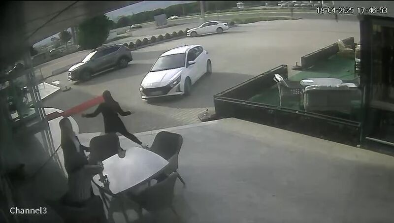 Otomobil önce motosiklete ardından mağaza önündeki vatandaşlara çarptı, dehşet anları