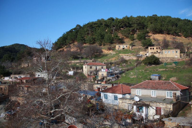 Kazdağları'nın Gölgesinde Güzelliğiyle Ağızları Açık Bırakan Büyüleyici Bir Köy arikli koyu kucukkuyu 1 - Marmara Bölge Gazetesi