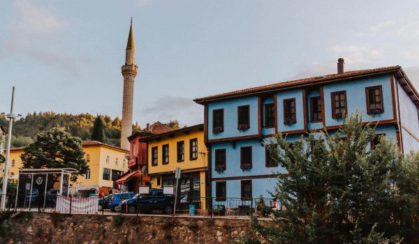 Balıkesir’den Yola Çık, Zamanı Geride Bırak: Bu Köy Taş Sokakları, Renkli Evleri Ve Doğasıyla Büyülüyor blog 2 ls0jhp 600x350 1 - Marmara Bölge Gazetesi
