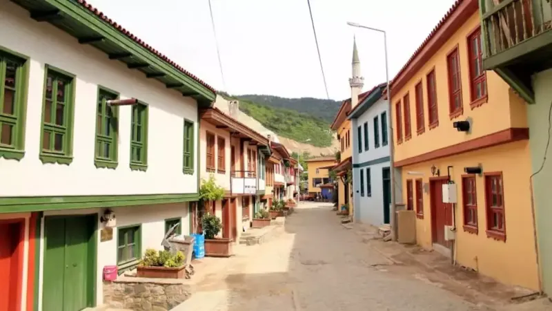 Balıkesir’den Yola Çık, Zamanı Geride Bırak: Bu Köy Taş Sokakları, Renkli Evleri Ve Doğasıyla Büyülüyor misi koyu nerede misi koyune nasil gidilir gezilecek yerleri 1591009287 9761 - Marmara Bölge Gazetesi