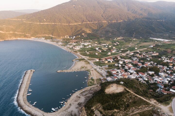 Olympos’ta Aradığını Bulamayan, Gökçeada’ya Gidemeyenler İçin: Balıkesir’in Bu Köyü Denize Açılan Sokaklarıyla Harika Bir Rota turankoy 1663598279 1678266234 - Marmara Bölge Gazetesi