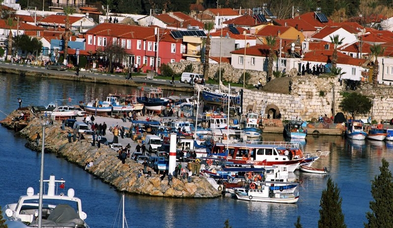 Türkiye’nin ilk köy tiyatrosuna ev sahipliği yapan Bademler, kültürle yoğrulmuş