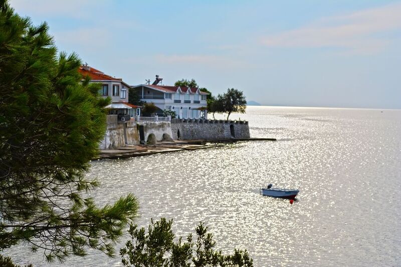 Avşa Adası'nın saklı cenneti Karadut Plajı, çam ağaçlarının gölgesinde huzur
