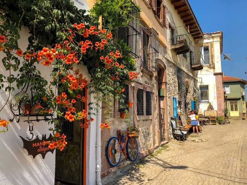Tarihi taş evleri, sanat galerileriyle dolu sokakları ve Boşnak mutfağının