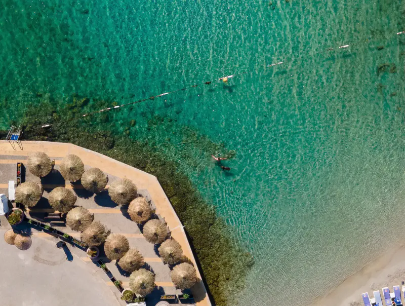 Çeşme’nin kalabalığından uzak, doğayla iç içe bir deniz keyfi sunan