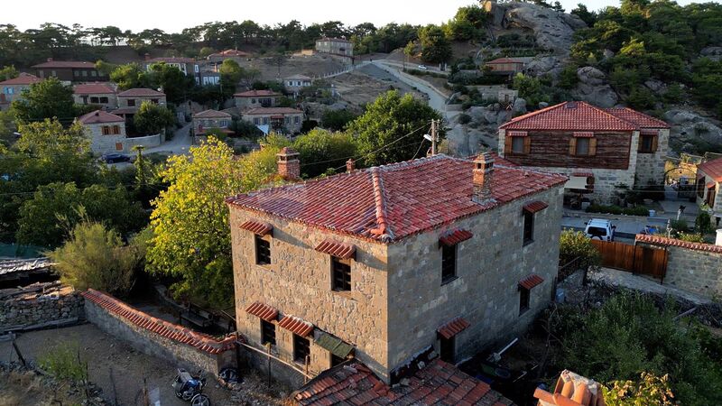 Kazdağları’nın eteklerinde, taş evleri ve zeytinlikleriyle sakince nefes alan Balabanlı