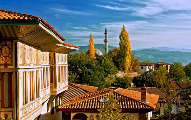 İzmir’in Ödemiş ilçesine bağlı Bozdağ, serin havası, tertemiz doğası ve