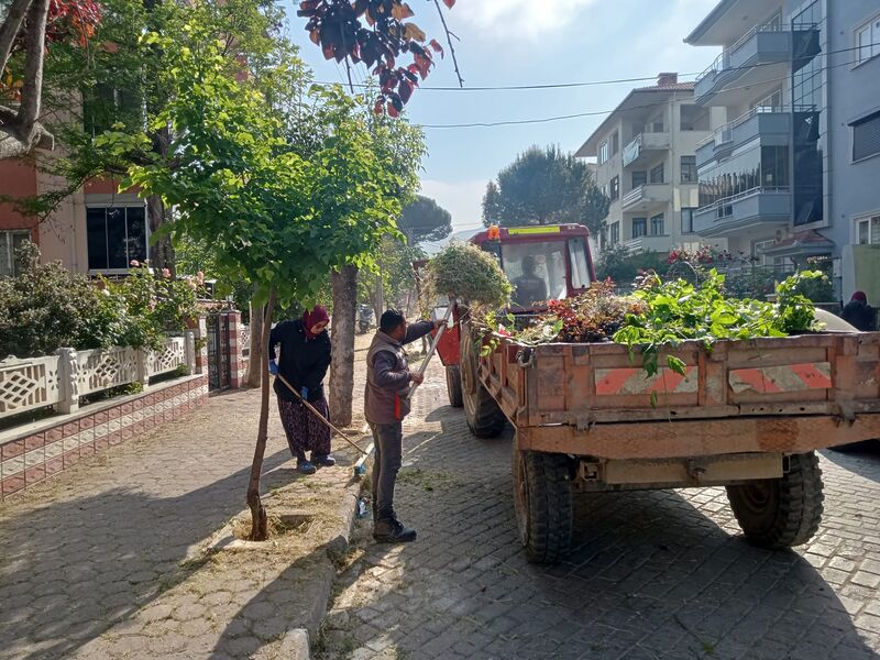 Bigadiç Belediyesi, ilçe merkezindeki çevre ve cadde temizliği çalışmalarına hız