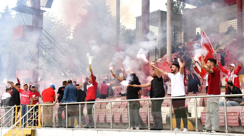 Play-off öncesi Balıkesirspor’un antrenmanı, taraftarların yoğun ilgisiyle şölen havasında geçti.