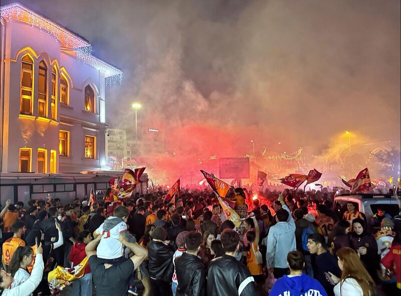 Galatasaray’ın tarihi şampiyonluğu Bandırma’da büyük bir coşkuyla kutlandı. Kristal Kafe’de