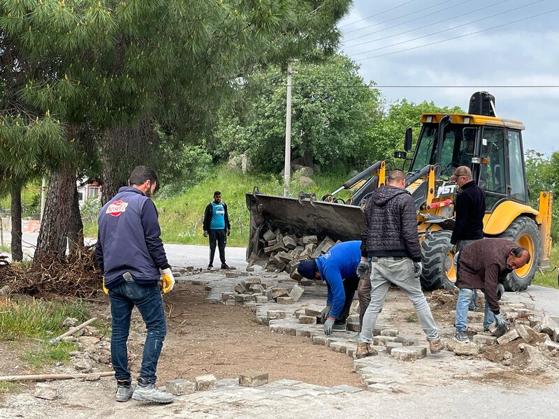 Balıkesir’in Bigadiç ilçesinde yürütülen parke taşı döşeme ve çevre düzenleme