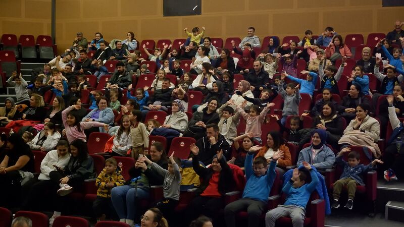 Susurluk Belediyesi’nin ev sahipliğinde düzenlenen 1. Tiyatro Festivali, Belediye Başkanı