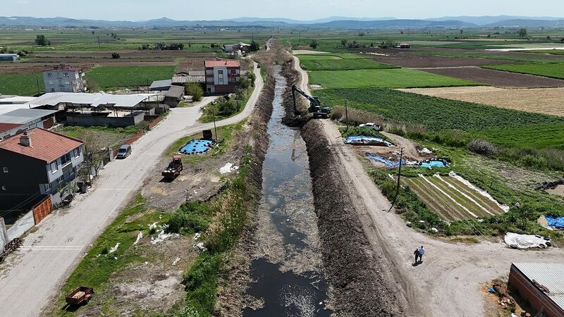 Altıeylül Ovaköy'de yürütülen sulama kanalı ıslah çalışmalarıyla, hem taşkın riski