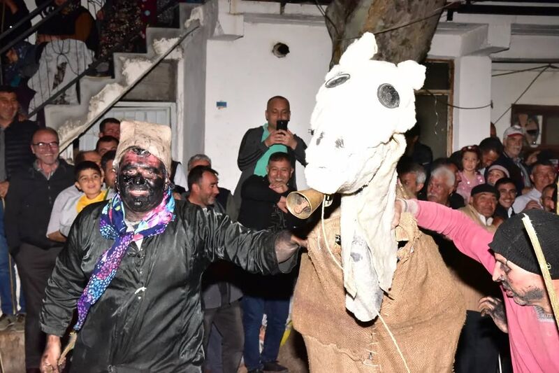 Sındırgı’da baharın müjdecisi Hıdırellez, kültürel zenginliklerle dolu etkinliklerle karşılandı. Belediye
