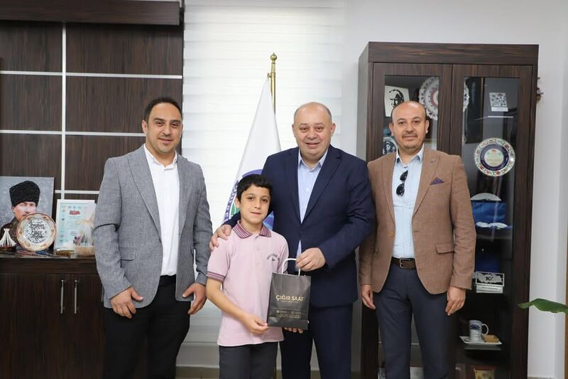 Balıkesir’de düzenlenen Zeka Oyunları İl Birinciliği’nde gösterdiği üstün başarıyla dikkatleri