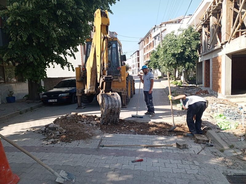 Gönen Belediyesi, ilçenin dört bir yanında parke taş onarımından sahil