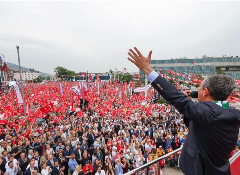 Adalet ve demokrasi çağrısının yankılandığı Bursa Kent Meydanı’nda, Balıkesir ve
