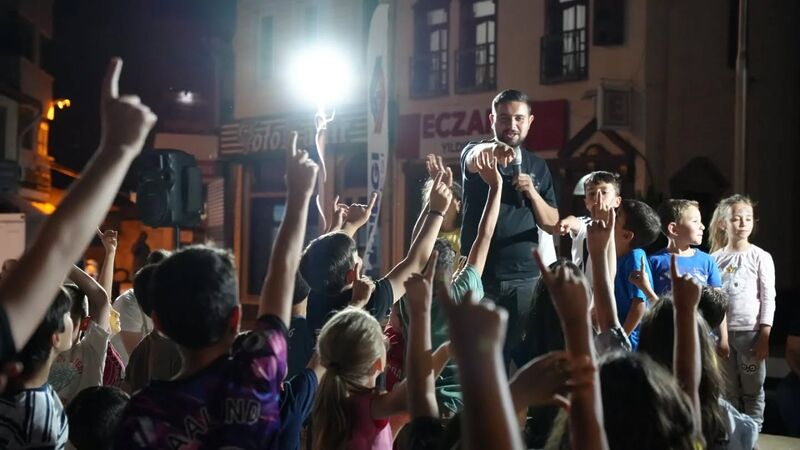 Sındırgı Belediyesi’nin düzenlediği renkli yaz etkinlikleri kapsamında Cumhuriyet Meydanı, çocukların