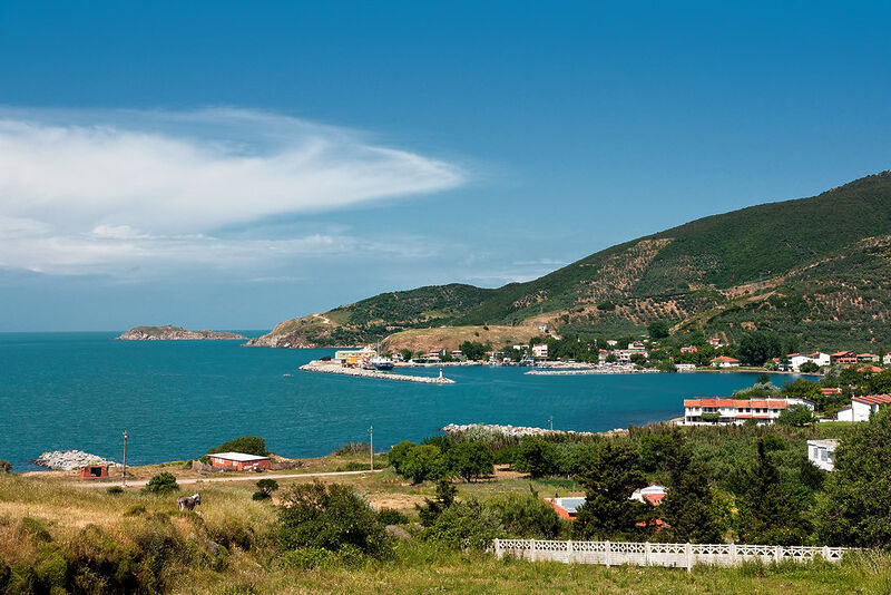 Kapıdağ Yarımadası'nın doğusunda, Erdek’e bağlı İlhanköy, doğallığı ve huzur dolu