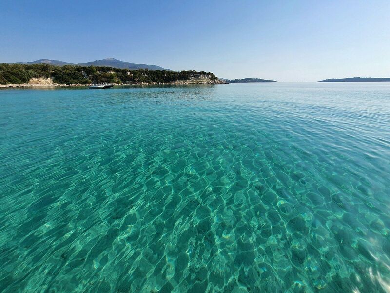 Dikili’de doğayla iç içe bir plaj deneyimi sunan Kayra Beach