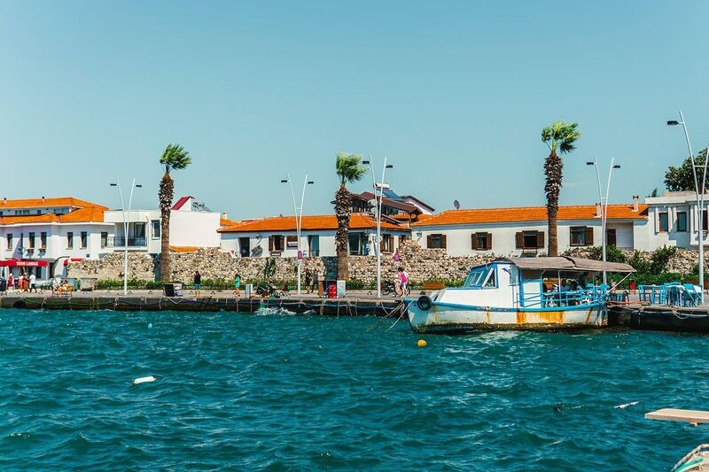 İzmir’in Seferihisar ilçesine bağlı Sığacık, taş sokakları, tarihi dokusu ve