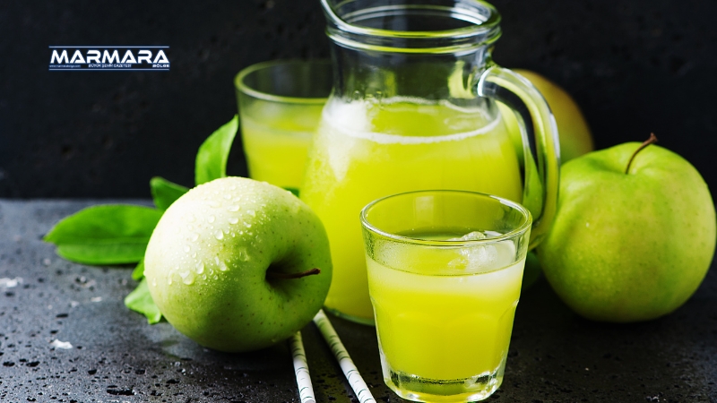 Şeker ilavesi olmadan hazırlanan yeşil elmalı limonata, yaz aylarında hem