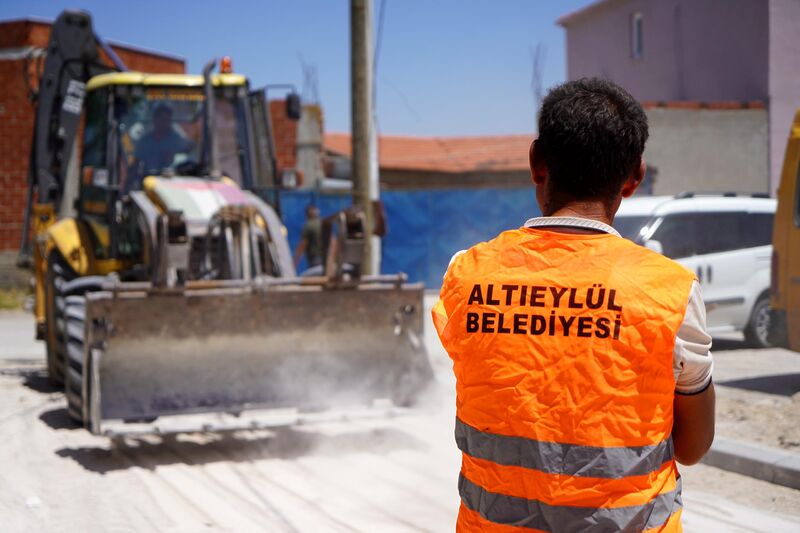 Altıeylül Belediyesi, yaz mevsiminin gelmesiyle birlikte yangın riski oluşturan otların